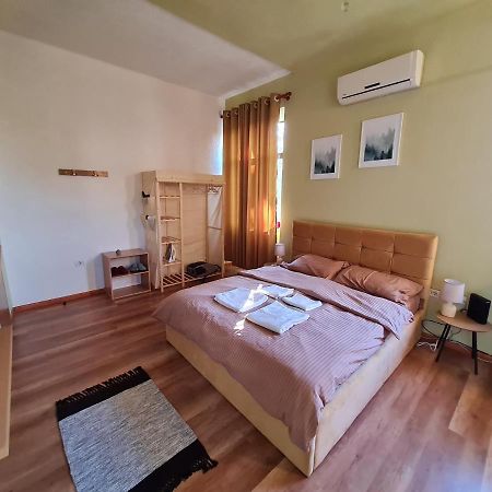 Ex-Block District Charming Studio Apartment With Treeish Sorrounding View! Tiranë Luaran gambar