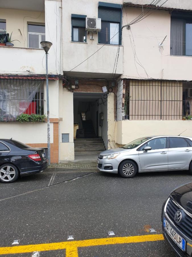 Ex-Block District Charming Studio Apartment With Treeish Sorrounding View! Tiranë Luaran gambar